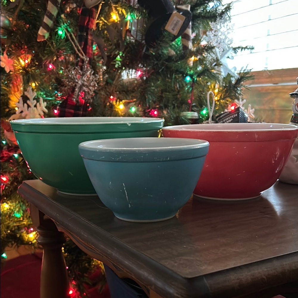 Vintage Pyrex Mixing Bowl Set - Green, Blue, and Red